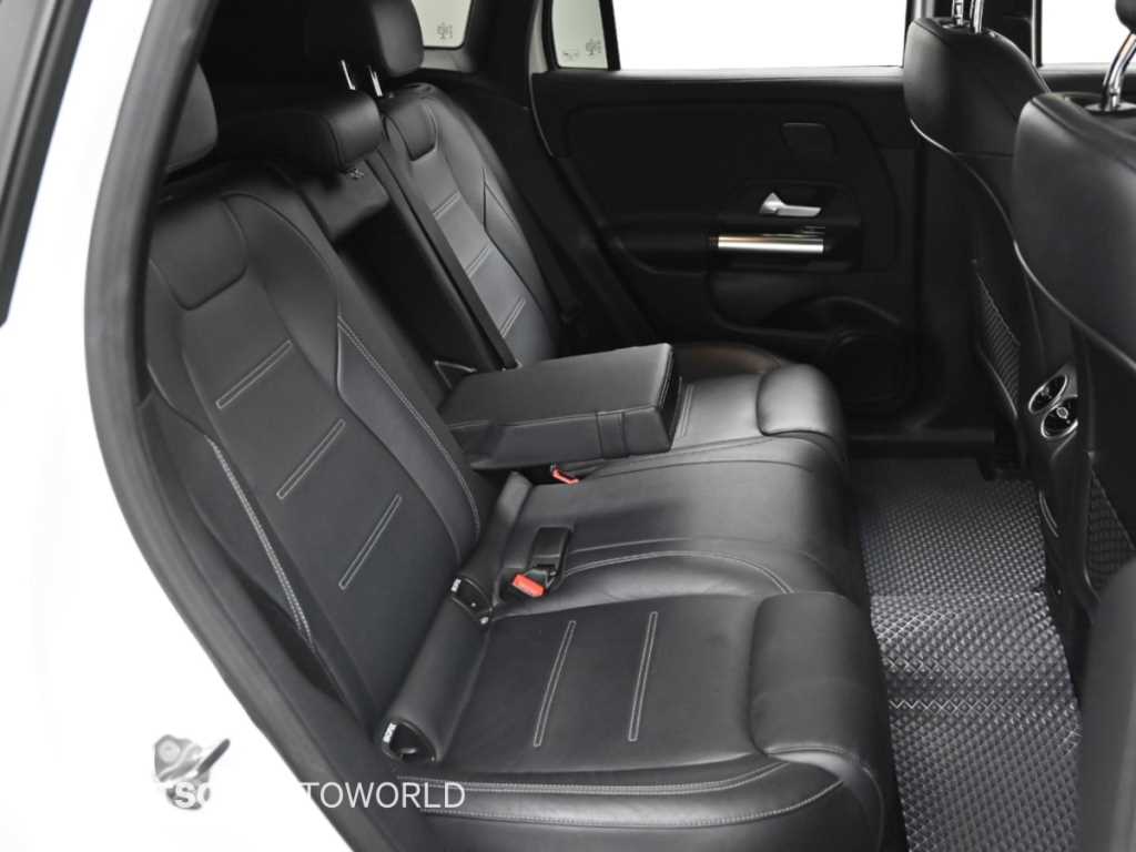 Mercedes-Benz EQA — photo 12