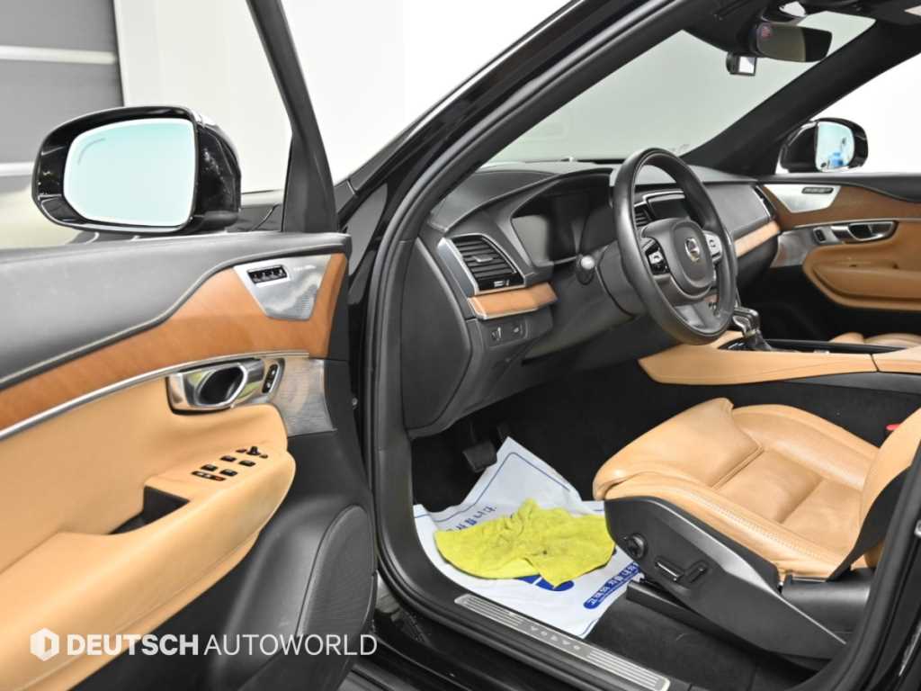Volvo XC90 — photo 11
