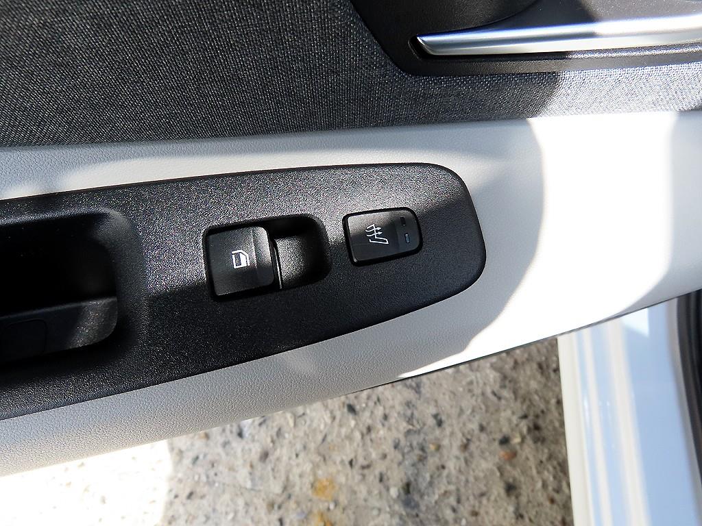 Hyundai Avante — photo 17