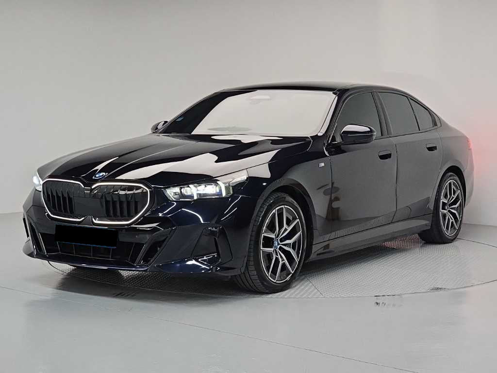 BMW i5 — photo 01