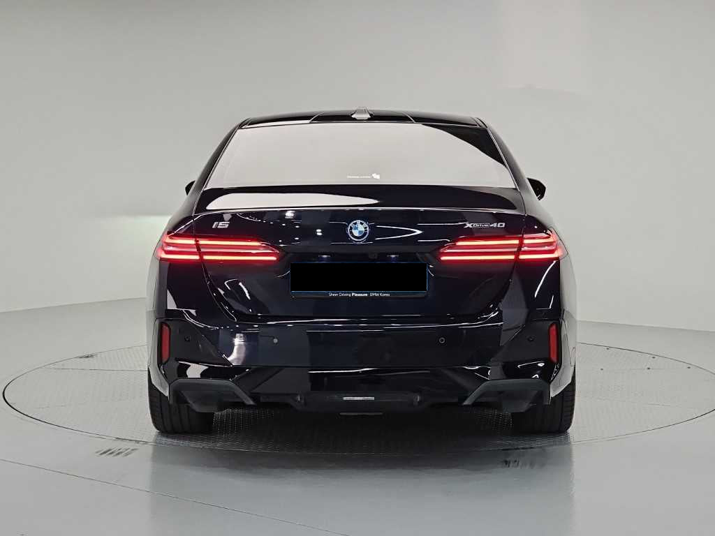 BMW i5 — photo 03