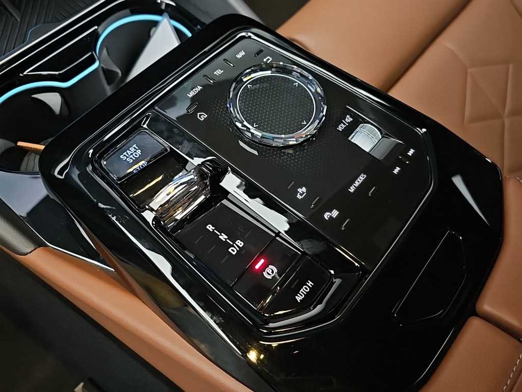 BMW i5 — photo 08