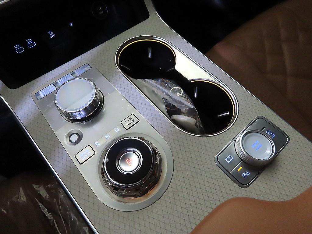 Genesis GV80 — photo 12