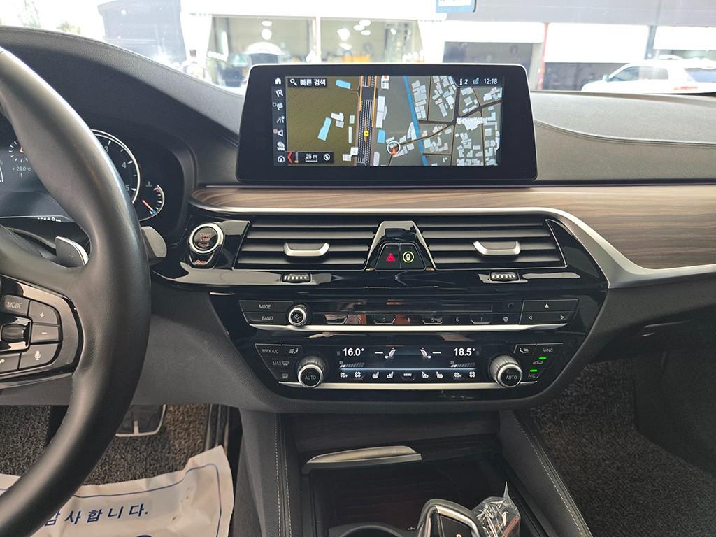 BMW 5-Series — photo 10