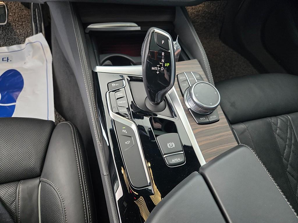 BMW 5-Series — photo 11