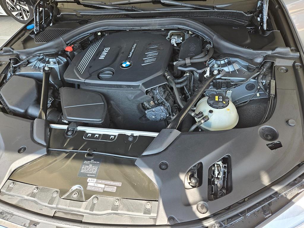 BMW 5-Series — photo 19