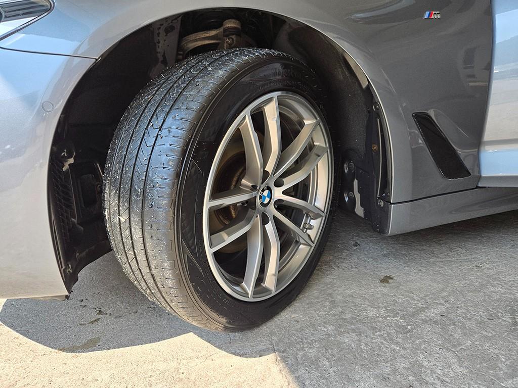 BMW 5-Series — photo 20