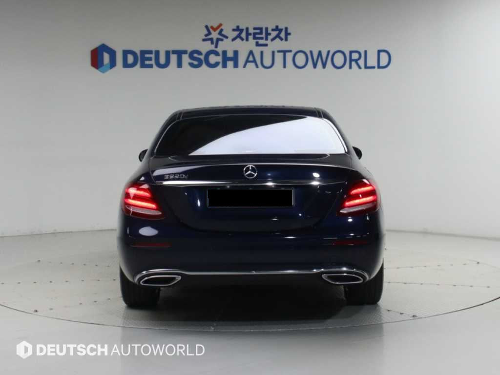 Mercedes-Benz E-Class — photo 05