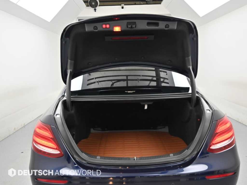 Mercedes-Benz E-Class — photo 19