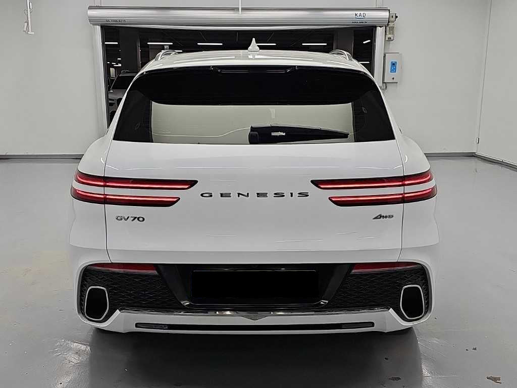 Genesis GV70 — photo 03