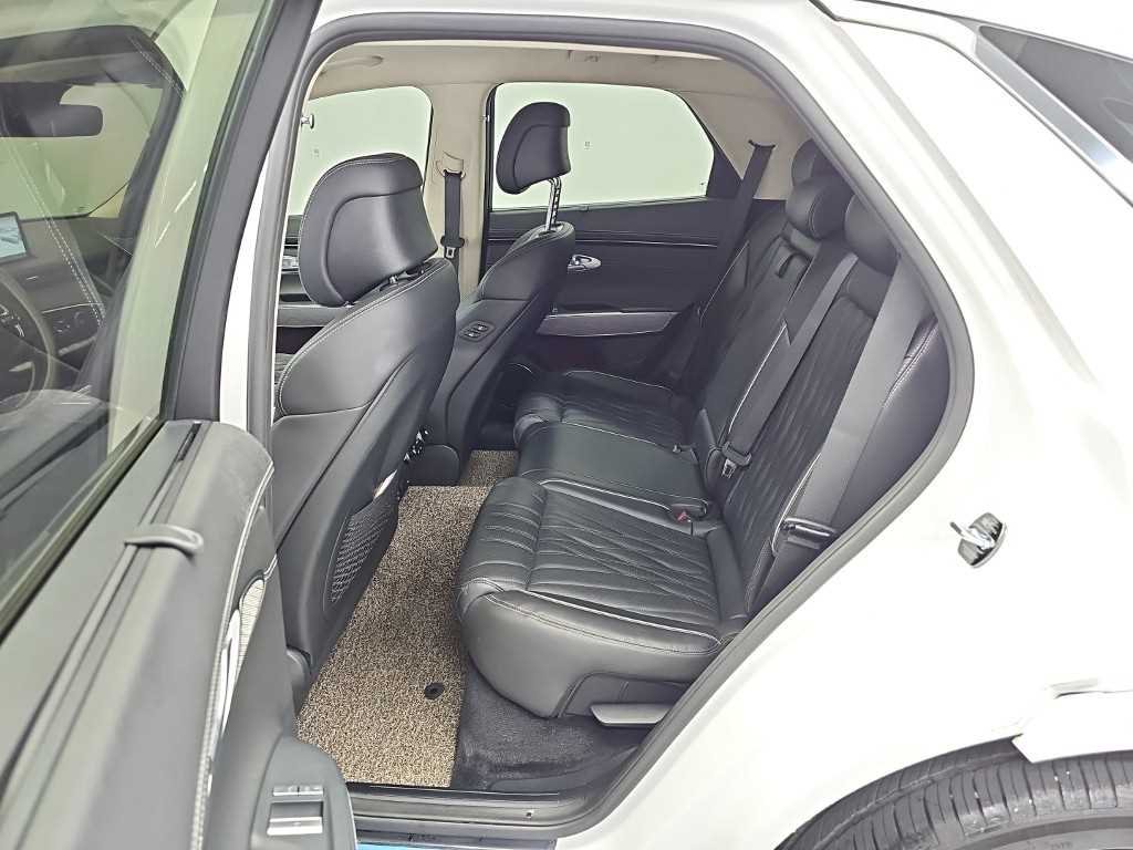 Genesis GV70 — photo 12