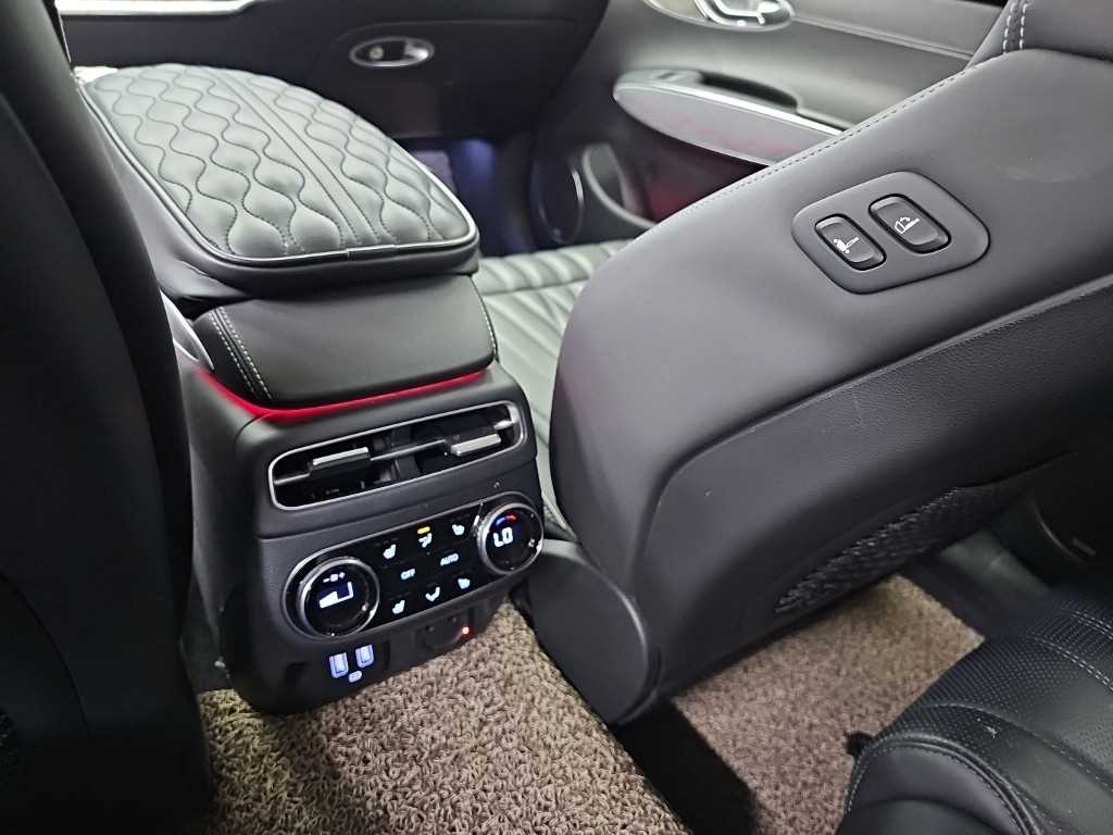 Genesis GV70 — photo 13