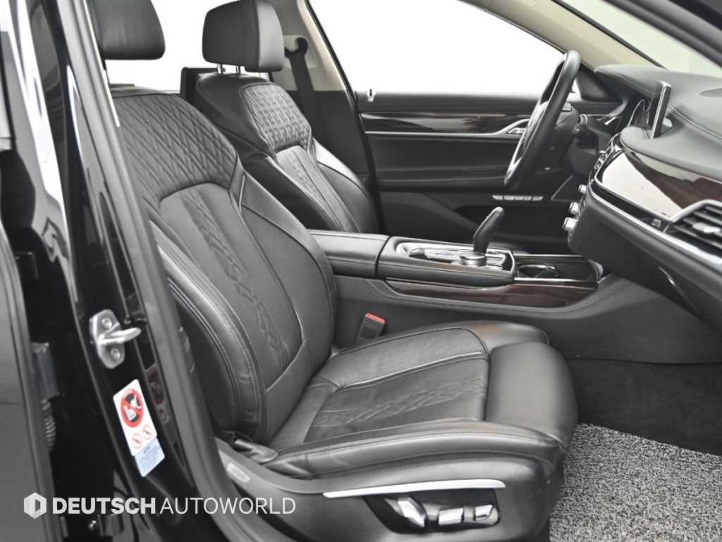 BMW 7-Series — photo 10