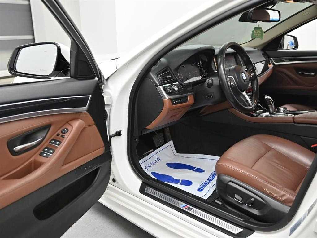BMW 5-Series — photo 11