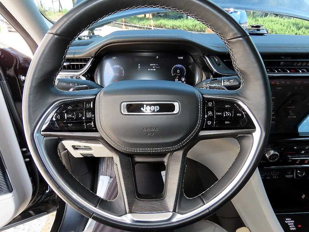 Jeep Cherokee — photo 08
