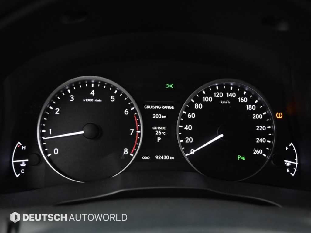 Lexus ES — photo 08