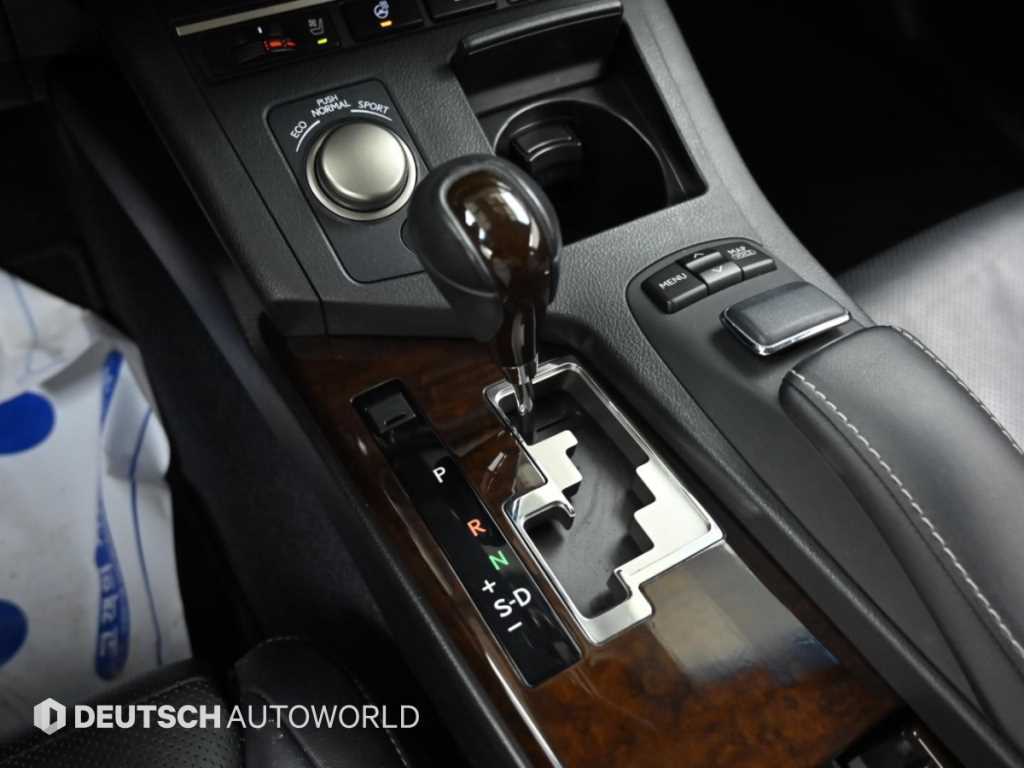 Lexus ES — photo 09