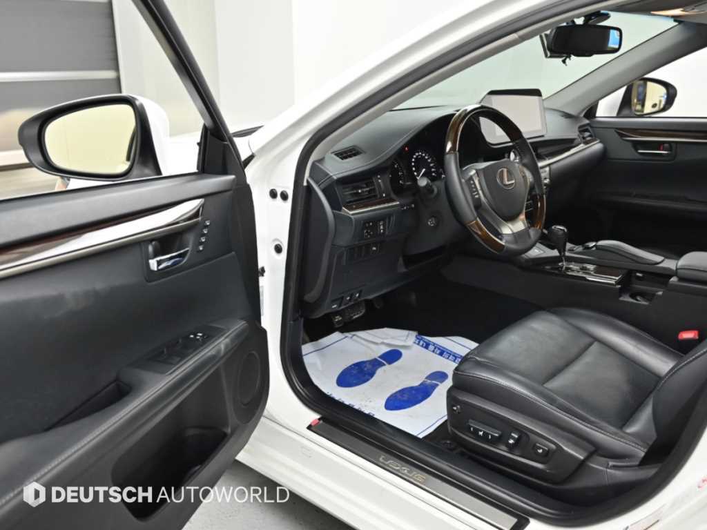 Lexus ES — photo 11