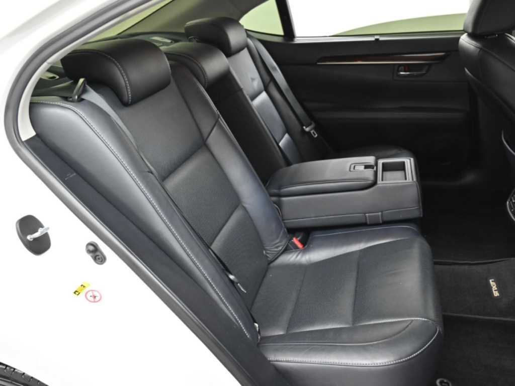 Lexus ES — photo 12