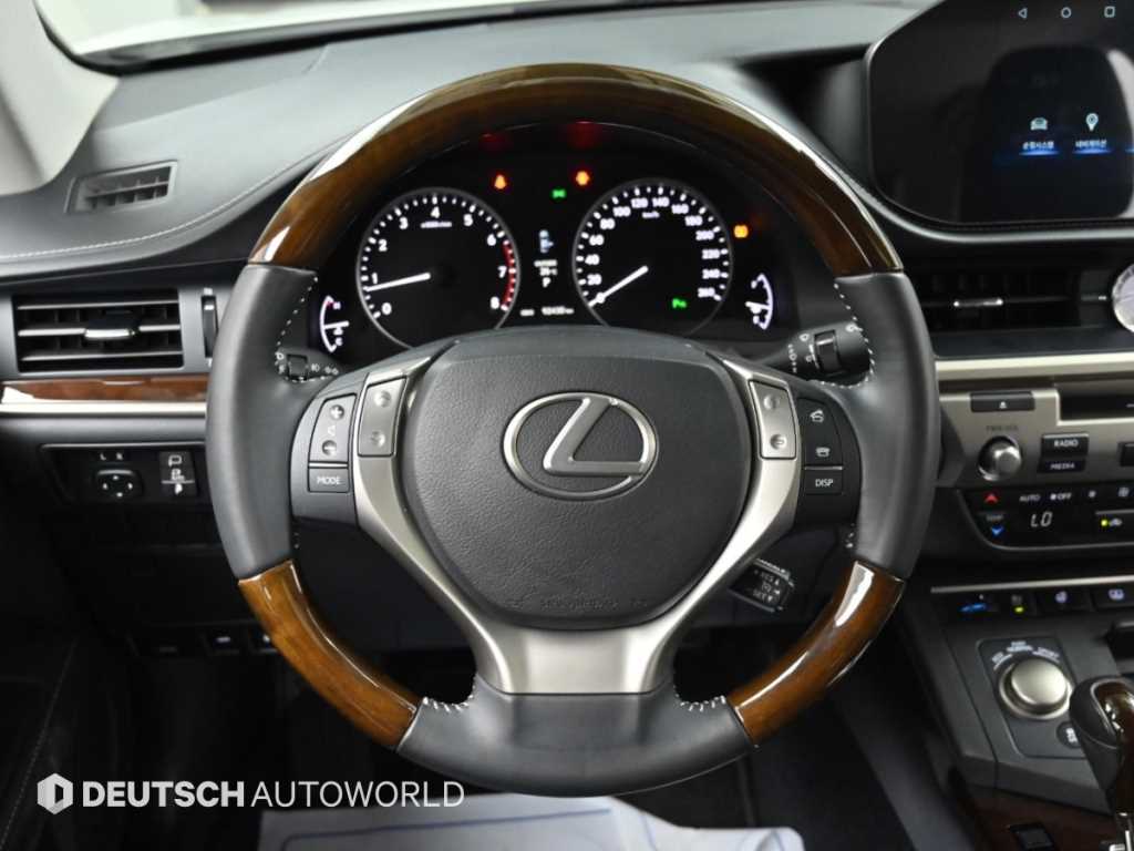 Lexus ES — photo 13