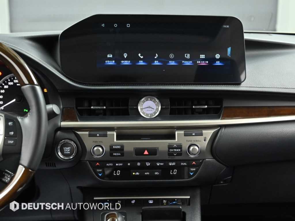 Lexus ES — photo 14