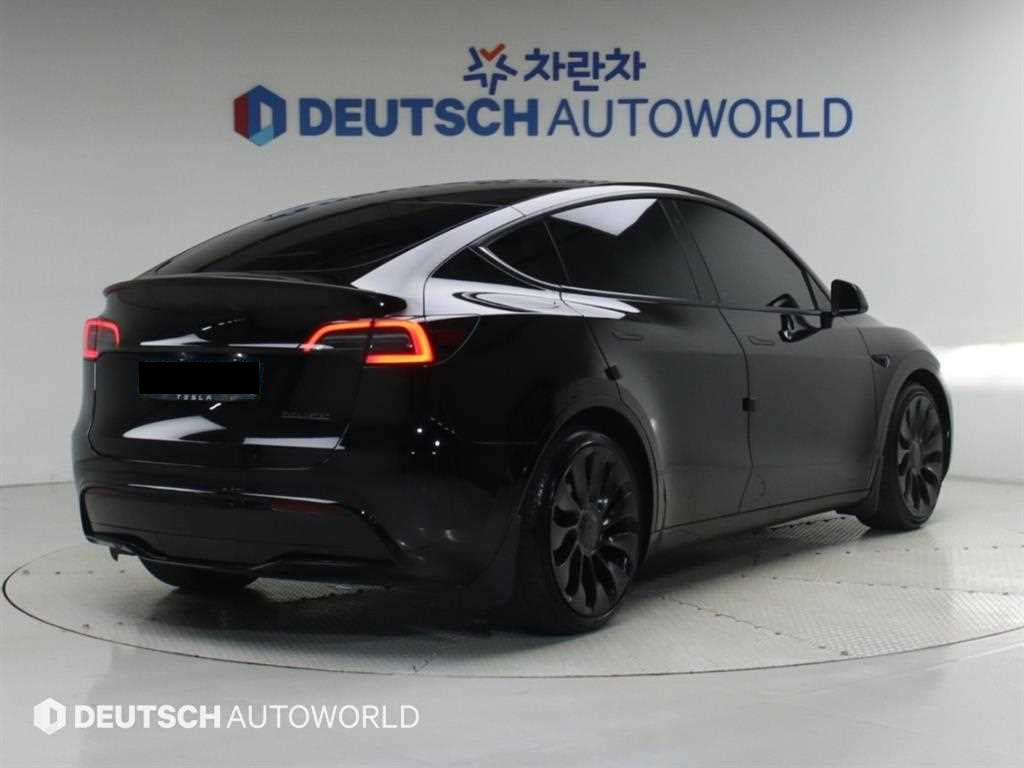 Tesla Model Y — photo 02