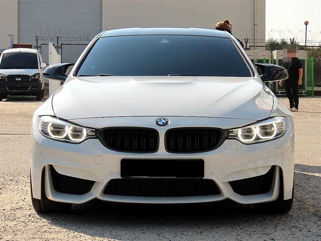 BMW M4 — photo 01