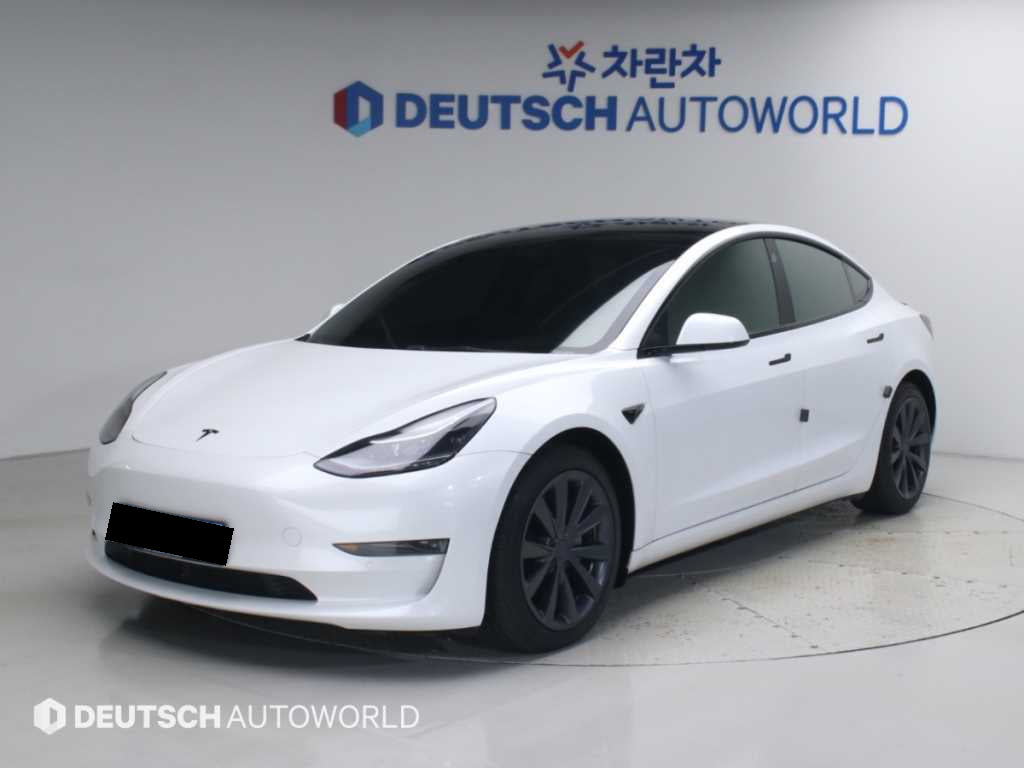 Tesla Model 3 — photo 01