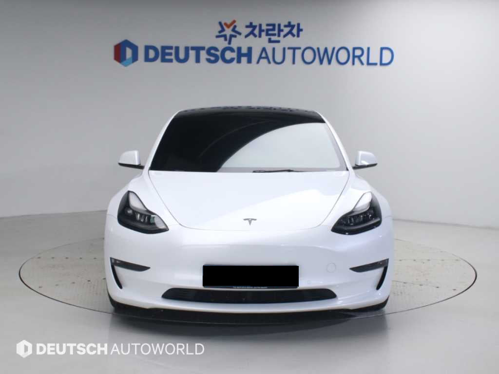 Tesla Model 3 — photo 03