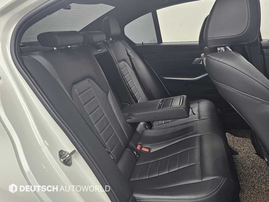 BMW 3-Series — photo 12