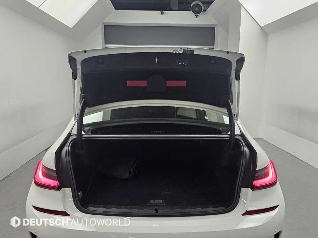 BMW 3-Series — photo 19