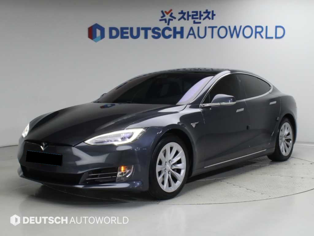 Tesla Model S — photo 01