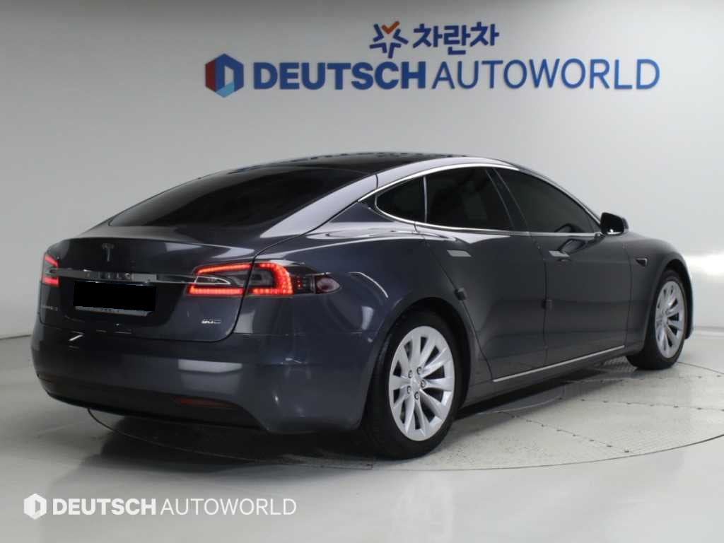 Tesla Model S — photo 02
