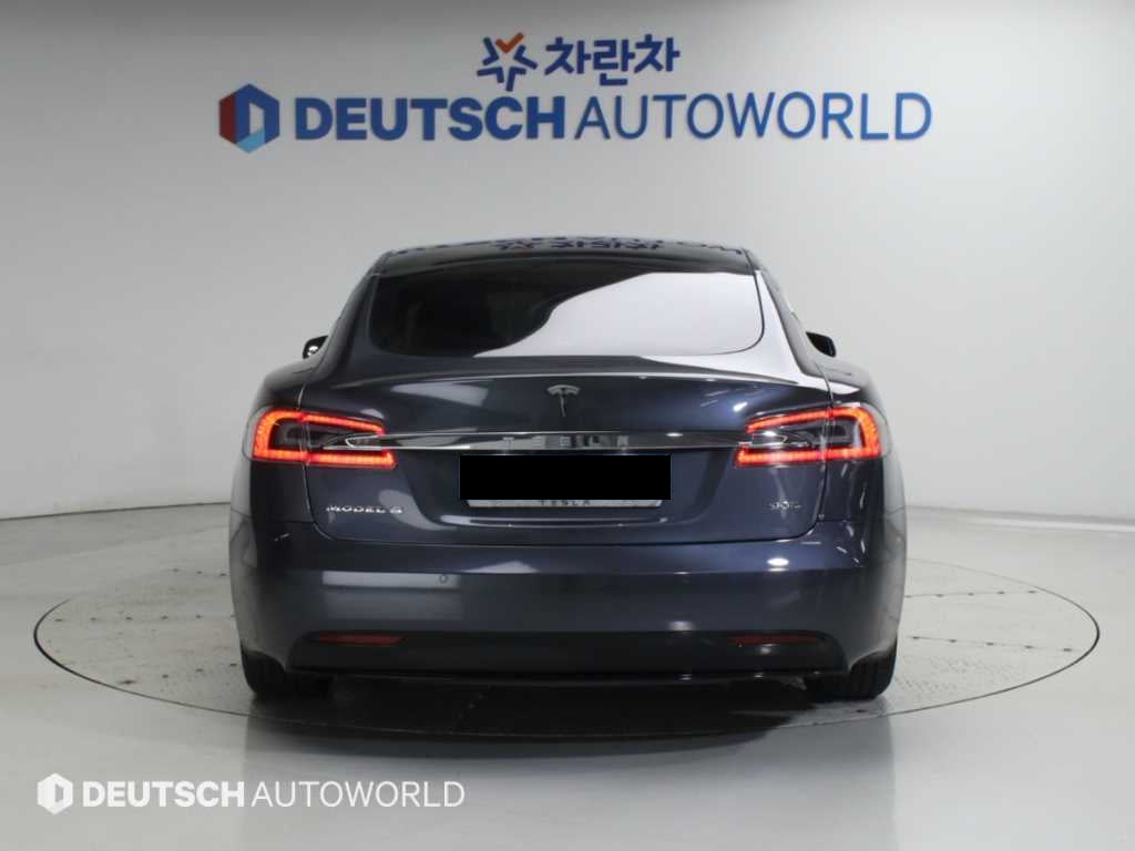 Tesla Model S — photo 04