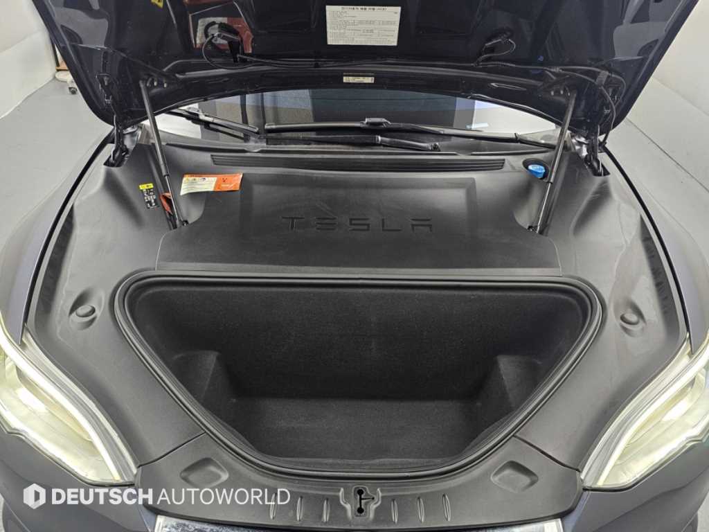 Tesla Model S — photo 06