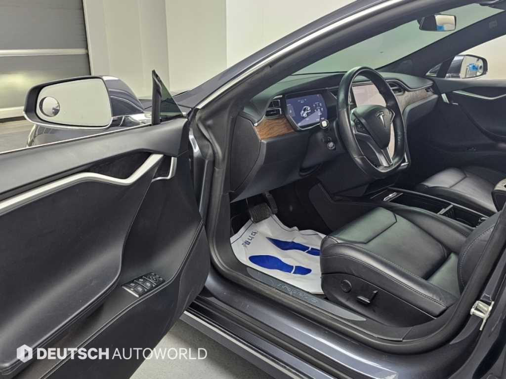 Tesla Model S — photo 11