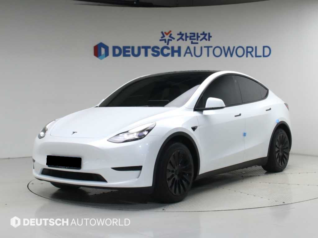 Tesla Model Y — photo 01
