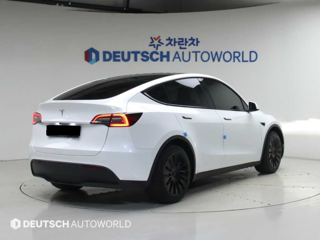 Tesla Model Y — photo 02