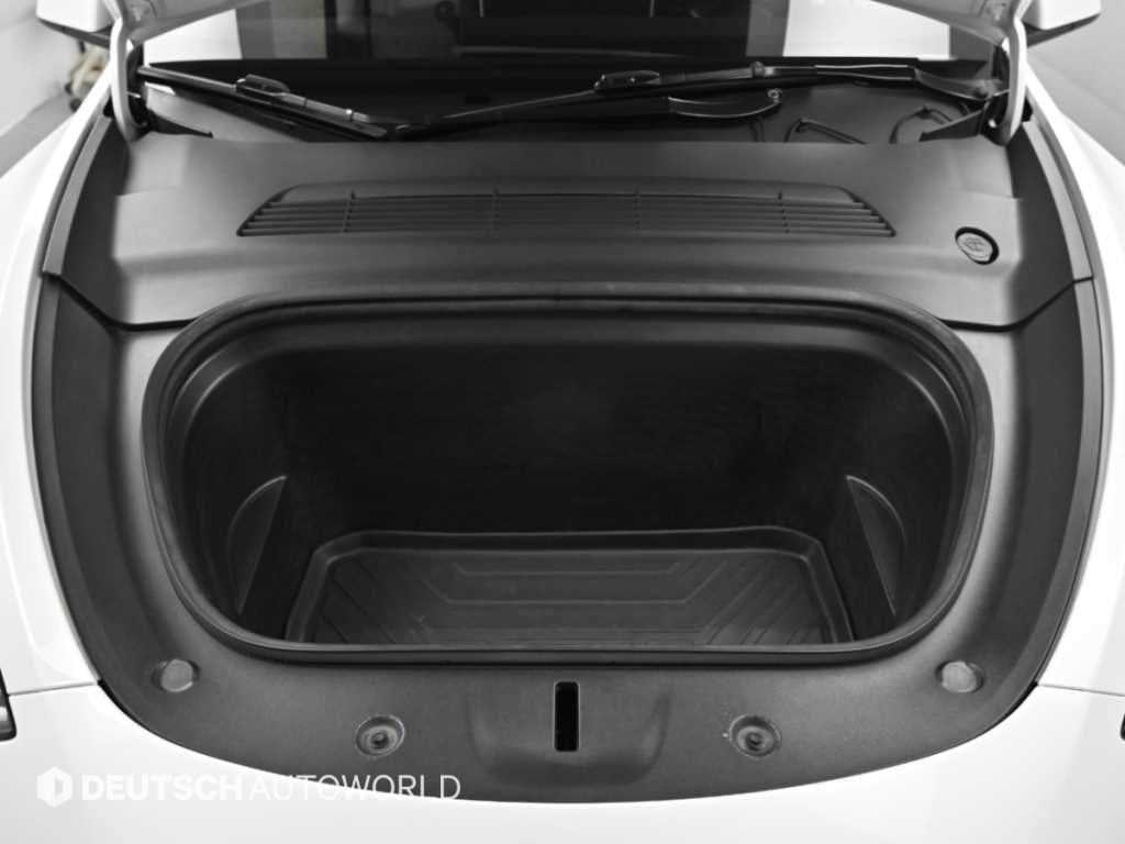 Tesla Model Y — photo 05