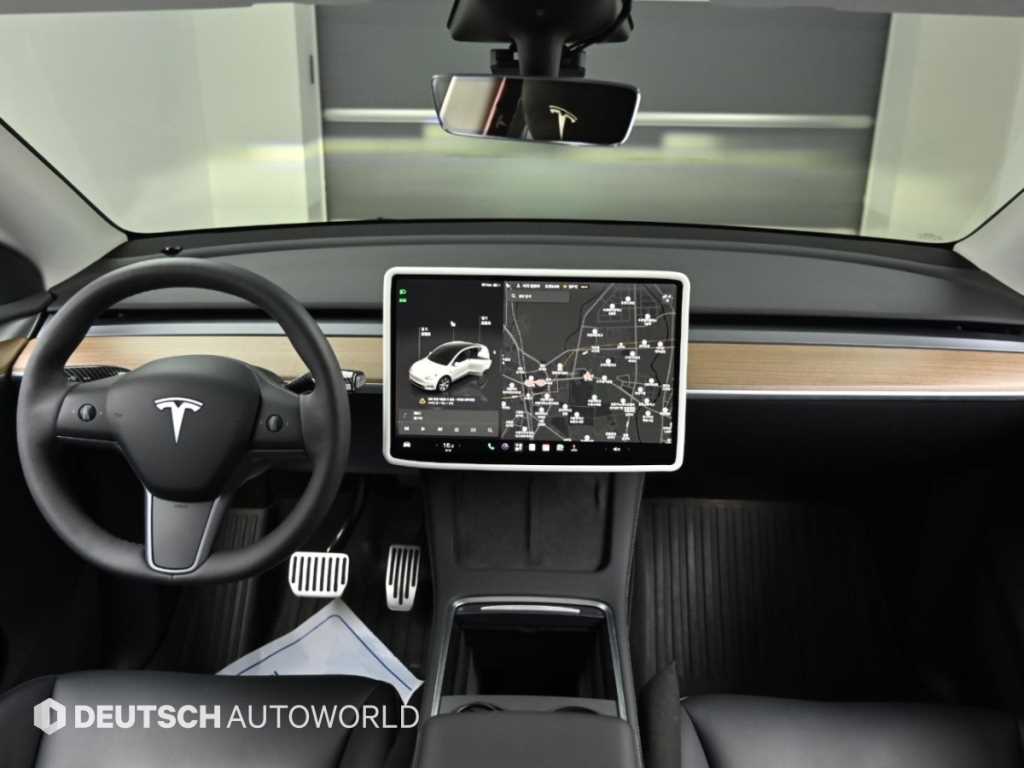 Tesla Model Y — photo 06