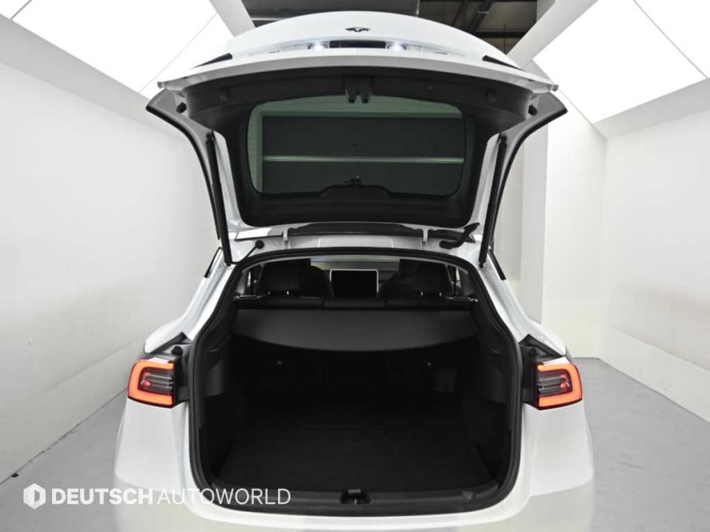 Tesla Model Y — photo 18