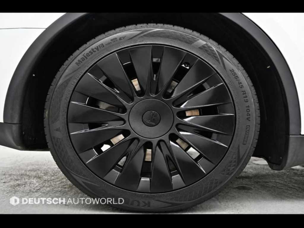 Tesla Model Y — photo 20