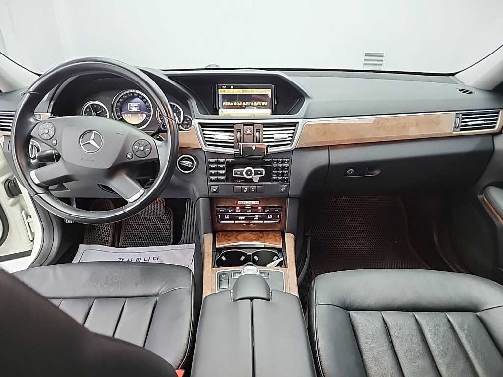 Mercedes-Benz E-Class — photo 07