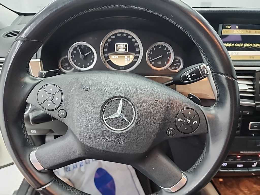 Mercedes-Benz E-Class — photo 09