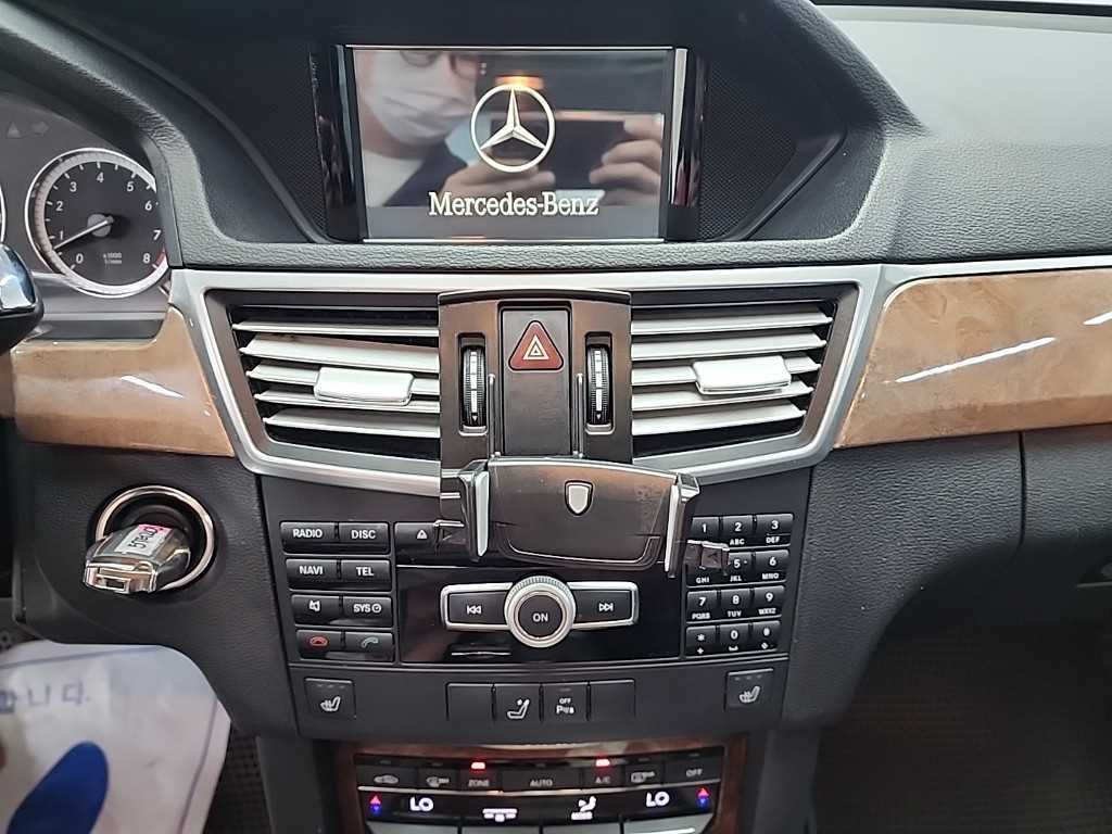 Mercedes-Benz E-Class — photo 10
