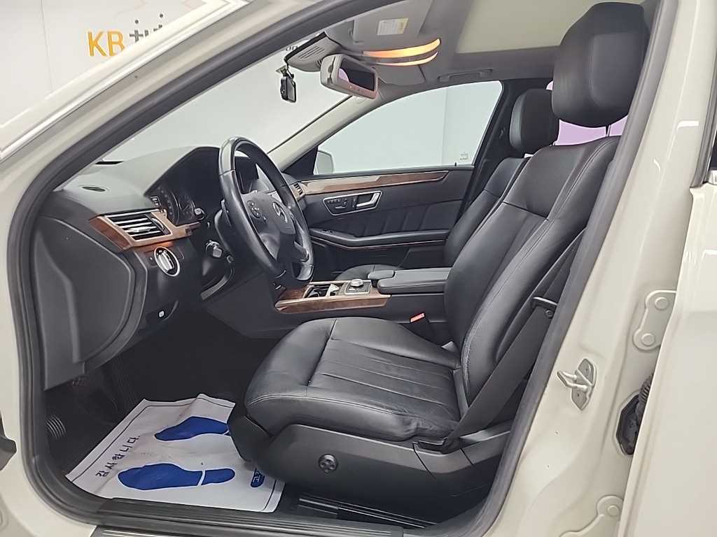 Mercedes-Benz E-Class — photo 11