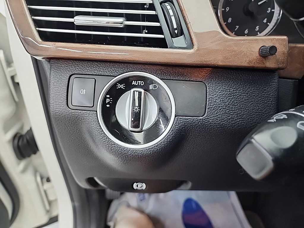 Mercedes-Benz E-Class — photo 17