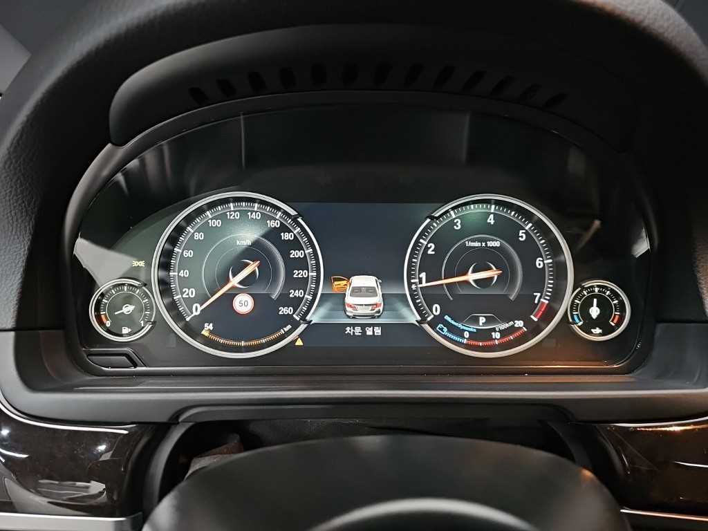 BMW 5-Series — photo 06
