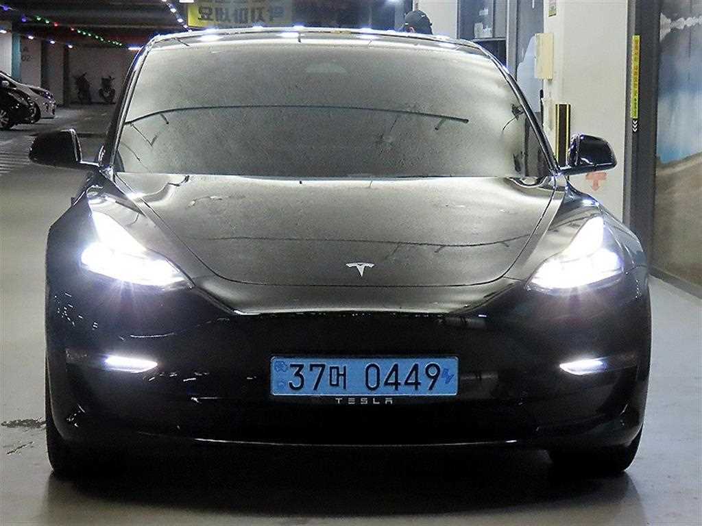 Tesla Model 3 — photo 02