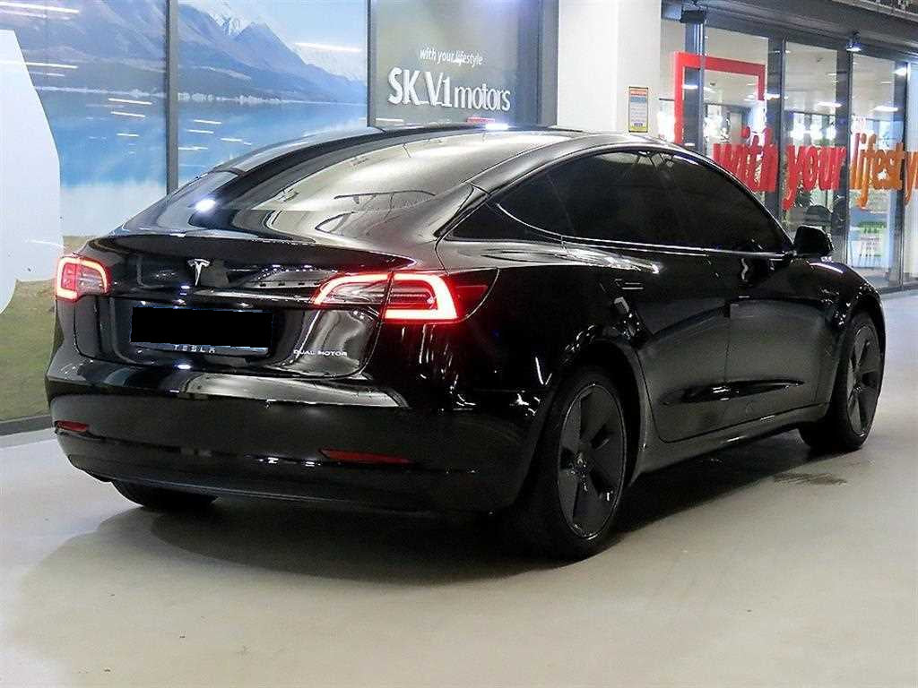 Tesla Model 3 — photo 04